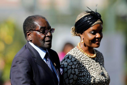 La pareja Robert y Grace Mugabe.-AFP / SIPHIWE SIBEKO