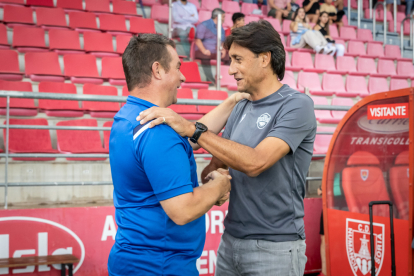 Siviero saluda a Diego Martínez en el encuentro de la primera vuelta en Los Pajaritos. MARIO TEJEDOR