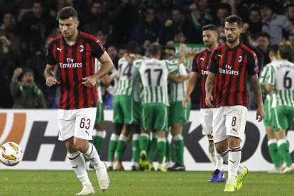 Los jugadores del Milan Cutrone, Suso y Musacchio, tras encajar en el campo del Betis en la pasada Europa Leguae.-AP / MANUEL GÓMEZ