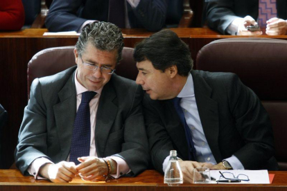 Ignacio González y Francisco Granados charlando en la Asamblea de la Comunidad en 2010.-EL PERIÓDICO