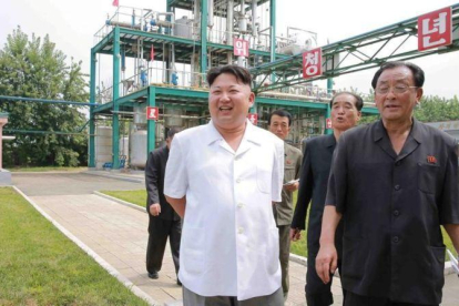 El dirigente norcoreano, Kim Jong-un (izquierda), durante una visita a una planta química en su país.-REUTERS