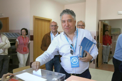 El cabeza de lista del PP al Congreso por Valladolid, Tomás Burgos, vota en el Colegio Nuestra Señora de la Consolación-ICAL