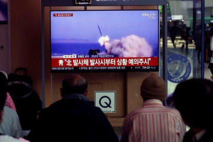 Transmisión del lanzamiento de una serie de proyectiles no identificados desde Corea del Norte.-EFE