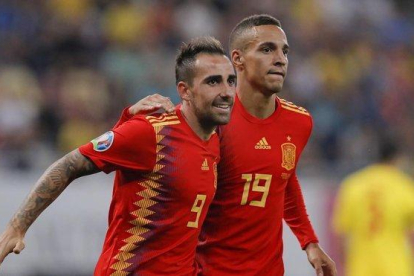Paco Alcácer (i) celebra junto a Rodrigo el segundo gol de España en Rumanía.-