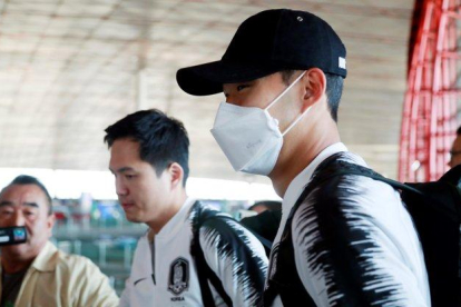 El capitán de la selección surcoreana Heung-min Son, jugador del Tottenham, este lunes en el aeropuerto de Pekín camino a Corea del Norte.-EPA / YNA