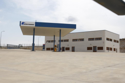 Gasolinera y edificio de control del centro logístico de Valcorba.-Mario Tejedor