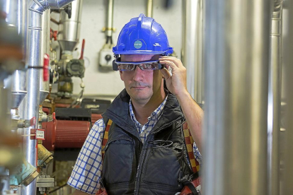 El investigador Javier Rodríguez realiza una prueba del sistema MARCA en las instalaciones del Centro Tecnológico Cartif.-MIGUEL ÁNGEL SANTOS