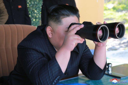 El líder de la República Popular Democrática de Corea, Kim Jong-un observa un simulacro de ataque de unidades militares.-KCNA