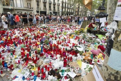 Muestras de afecto y solidaridad junto a la fuente de canaletas en  las Ramblas tras los atentados.-JORDI COTRINA