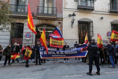 Un grupo de ultras esperan a Mas,en el Ateneo de Madrid, con pancartas y enseñas de Falange.-JUAN MANUEL PRATS