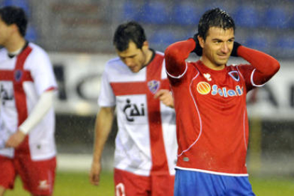 Natalio se lamenta de una ocasión fallada ante el Huesca. / Diego Mayor-