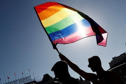 Una bandera arcoíris ondea durante el desfile del Orgullo de Madrid, este sábado.-EFE / MARISCAL