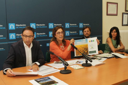 (IaD) El alcalde de Palencia, Alfonso Polanco, la presidenta de la Diputación y del Consorcio Provincial de Residuos, Ángeles Armisén, el gerente de Marketing de Ecoembes, Jaime Meléndez y la gerente del Consorcio, Mercedes Cófreces, presentan una nueva c-Ical