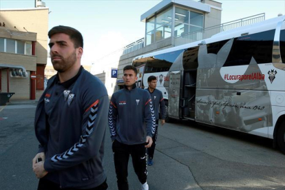 Los jugadores del Albacete, llegando ayer al Clínico de Zaragoza, donde quedó ingresado Pelayo Novo.-- EFE / JAVIER CEBOLLADA