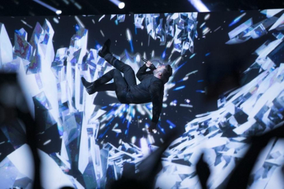 Sergey Lazarev, representante de Rusia en el Festival de Eurovisión, durante su espectacular actuación en las semifinales del certamen en Estocolmo.-ANDRES PUTTING