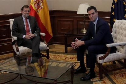 Los líderes de PP y PSOE, Mariano Rajoy y Pedro Sánchez, en una reciente reunión en el Congreso.-JOSÉ LUIS ROCA