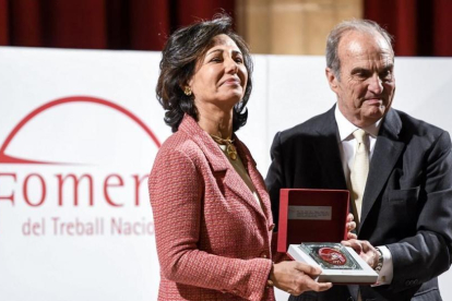 La presidenta del Banco Santander, Ana Botín, recibe la Medalla de Honor al Empresario del Año 2017 que otorga Foment del Treball de manos del presidente de la patronal, Joaquím Gay de Montella-JORDI COTRINA