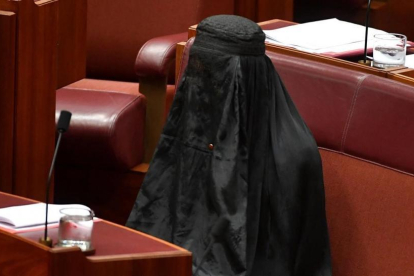 La senadora Pauline Hanson vestida con un burka durante la sesión parlamentaria este jueves en Canberra, Australia-REUTERS