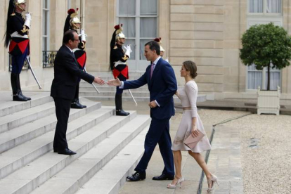 François Hollande recibe a los reyes Felipe y Letizia, el pasado julio en el Elíseo.-Foto:   AP / FRANÇOIS MORI