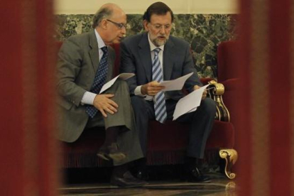 Montoro y Rajoy estudian unos papeles durante un pleno en el Congreso.-JOSÉ LUIS ROCA