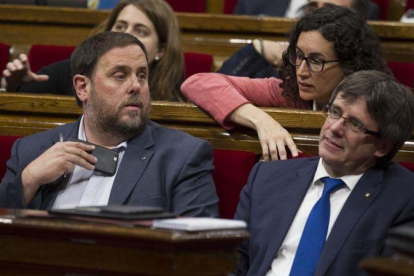 Oriol Junqueras, Marta Rovira y Carles Puigdemont, en el Parlament antes de su destitución y disolución.-ALBERT BERTRAN