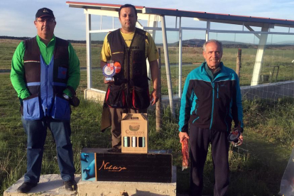 El podio de Campeonato Provincial de tiro con Fernando Arribas como campeón en el centro de la imagen.-D.S.