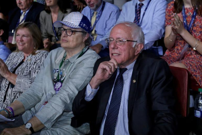 El senador estadounidense por Vermont y ex precandidato presidencial Bernie Sanders (d) y la presidenta del Partido Demócrata en Vermont Dottie Deans (c).-EFE/PETER FOLEY