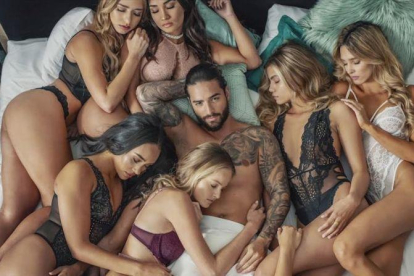 La imagen de Maluma rodeado de chicas semidesnudas, uno de los últimos focos de polémica del cantante colombiano.-EL PERIÓDICO