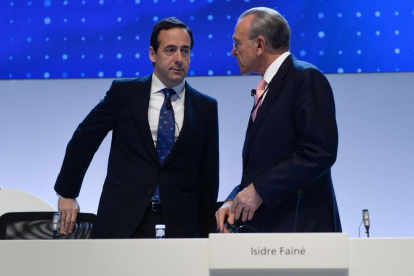 El consejero delegado, Gonzalo Cortázar (izquierda), con el presidente de CaixaBank, Isidro Fainé.-AFP