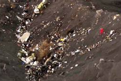 Imágenes de los restos del avión de Germanwings estrellado en los Alpes-