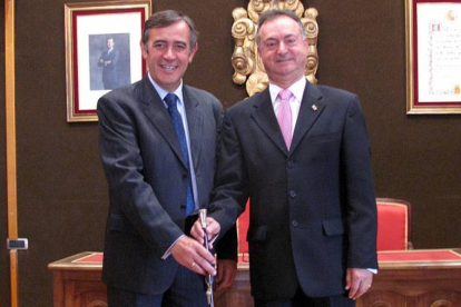 El nuevo alcalde de El Burgo, junto con el anterior, Antonio Pardo .-