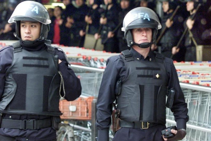 Dos policías argentinos, en una imagen de archivo.-/ REUTERS / ENRIQUE MARCARIAN