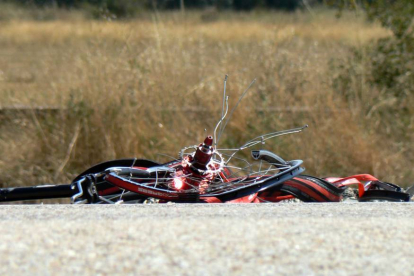 Estado de la bicicleta de María García tras ser arrollada por un vehículo en la N-111 el 22 de agosto de 2013.-JAVIER MARTÍN
