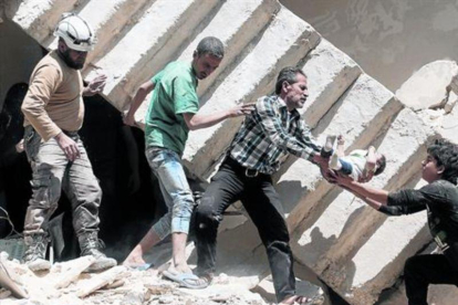 Rescate de un niño entre los escombros en Alepo, en abril.-ARCHIVO / AFP