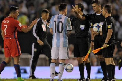 Messi, en el altercado que tuvo con los árbitros del Argentina-Chile del pasado jueves.-AFP