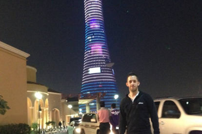 Álvaro y detrás la torre ‘The Torch’, un hotel de cinco estrellas de 300 metros de altura.-