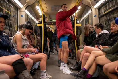 Unas personas sin pantalones en la estación londinense de Liverpool Street.-/ AFP / BEN STANSALL