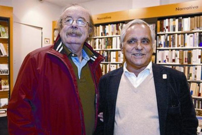 Juan Cueto (izquierda) y Juan Cruz, en la librería Cervantes, de Oviedo, la tarde del lunes pasado.-CRISTÓBAL ROVÉS