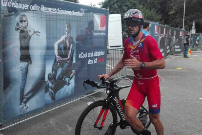 Rubén Andrés en el momento de afrontar el inicio del sector en bicicleta con 150 kilómetros sobre las dos ruedas.-HDS