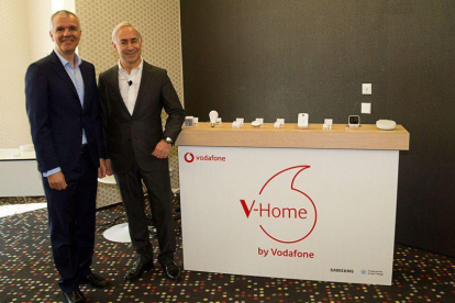 Celestino García (Samsung) y Antonio Coimbra (Vodafone) en la presentación del acuerdo en el marco del Mobile World Congress de Barcelona.-EL PERIÓDICO