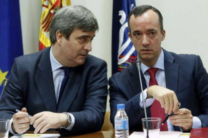 El presidente del CSD, Miguel Cardenal (izquierda). y el secretario de Estado de Seguridad, Francisco Martínez, antes de comenzar la reunión de la Comisión Antiviolencia.-Foto: JUAN MANUEL PRATS