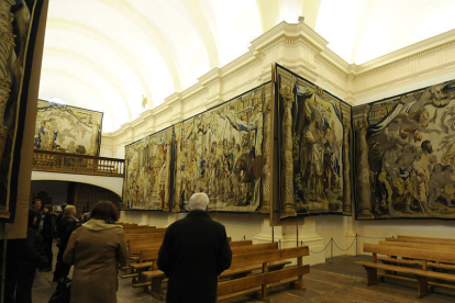 Visitantes ante los tapices del templo de San Millán. / VALENTÍN GUISANDE-