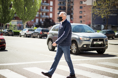 El portavoz del PP, Javier Muñoz Remacha, cruza la avenida de Valladolid. GONZALO MONTESEGURO
