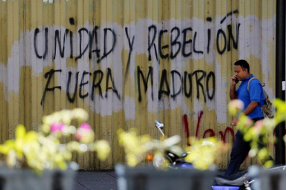 Un grafiti en contra del Gobierno del presidente Nicolas Maduro en una calle de Caracas Venezuela.-EFE LEONARDO MUNOZ