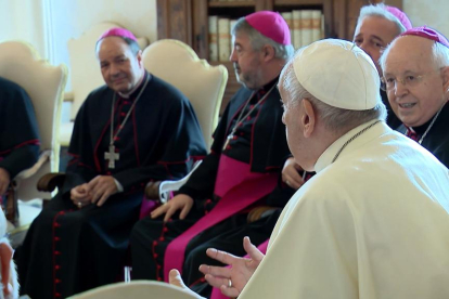 El Papa dirigiéndose a los obispos, entre ellos a Abilio Martínez.-HDS