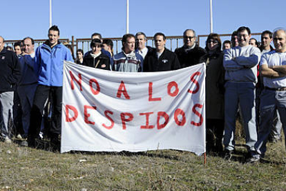 Parte de los trabajadores concentrados ayer con la pancarta reivindicativa. / ÁLVARO MARTÍNEZ-