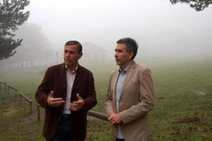 El presidente de la Diputación, Antonio Pardo, junto con el alcalde de Covaleda, Hilario Rioja. / DIPUTACIÓN-