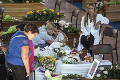 Familiares y amigos, junto a los féretros de los fallecidos en el terremoto de Italia del miércoles, este sábado, en Ascoli Piceno.-EFE / MASSIMO PERCOSSI