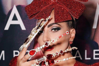 Lady Gaga muestra su nuevo ’nail art’ en la presentación de su colección de sombras de ojos.-INSTAGRAM
