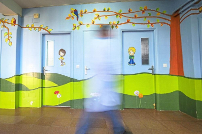 El dibujo de un niño y una niña en las puertas de los aseos de un colegio de la provincia de Valladolid. --M.A.S. (PHOTOGENIC)